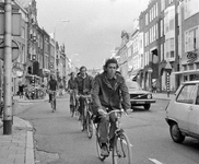 857300 Afbeelding van de verkeersdrukte in de Voorstraat te Utrecht, ter hoogte van de hoek met de Predikherenstraat (links).
